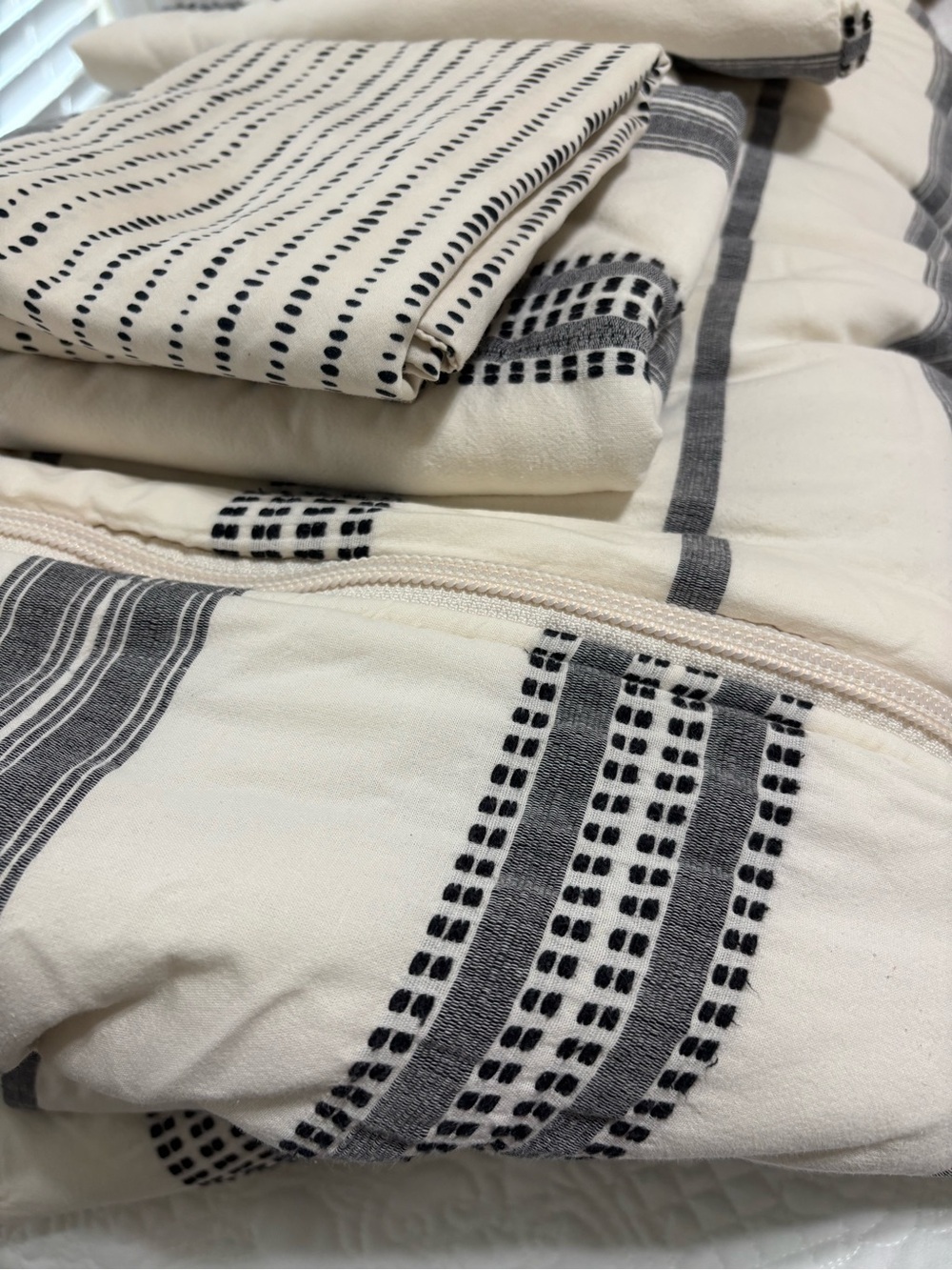 Beddy off white, grey and Black Striped full set with 4 pillow cases